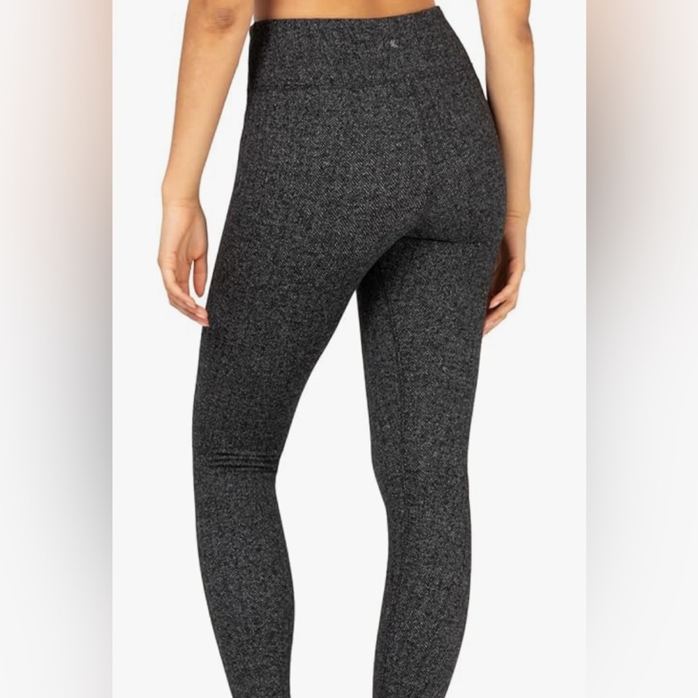 Small Kyodan leggings, dark charcoal with some lighter colors.